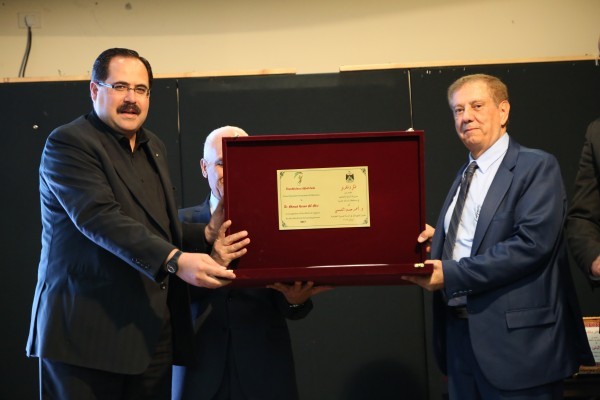 تكريم المعلمين الفائزين بجائزة الدكتور أحمد العبسي في رام الله