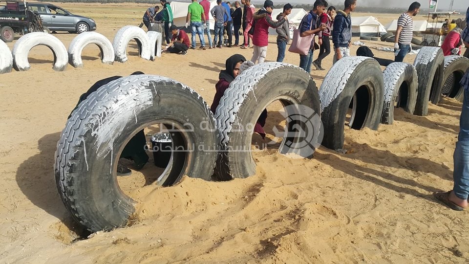 بالفيديو والصور: بدء حملة لطلاء إطارات المركبات بألوان علم فلسطين شرق رفح
