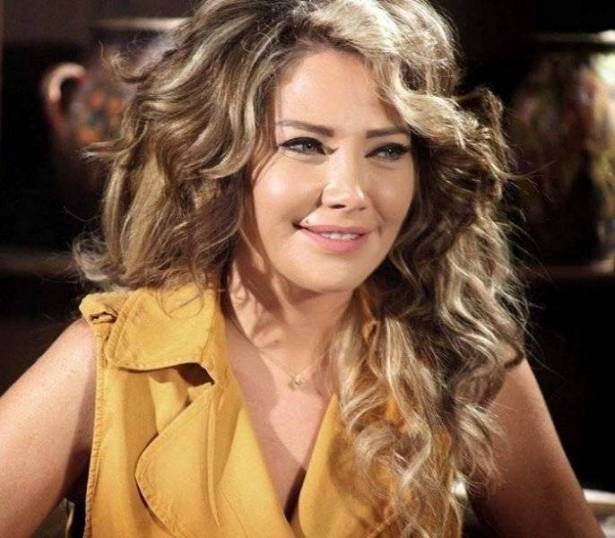 بالصورة: سيلفي لسلافة معمار مع ابنتها في الطائرة!