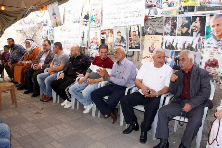 راعي كنيسة الروم الأرثوذوكس يزور خيمة التضامن مع الأسرى بطوباس