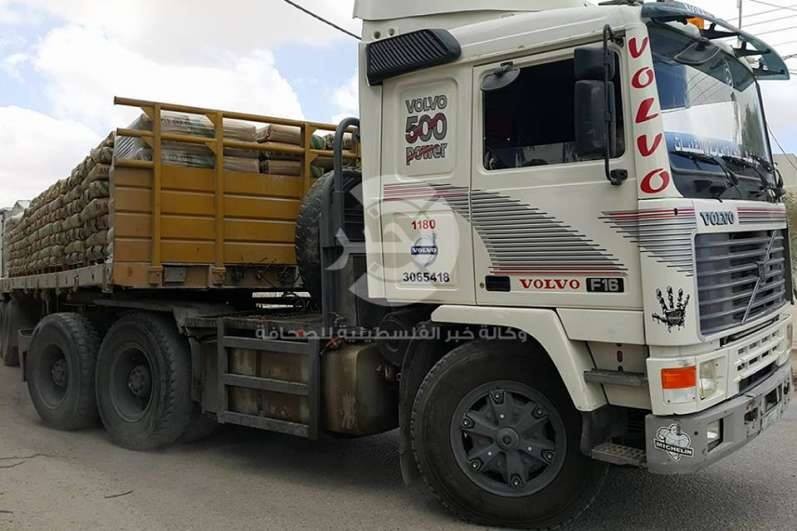 بالصور: بدء دخول كميات من الإسمنت للقطاع الخاص عبر معبر رفح