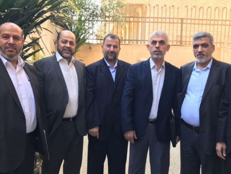 مستمرة في مواقفها