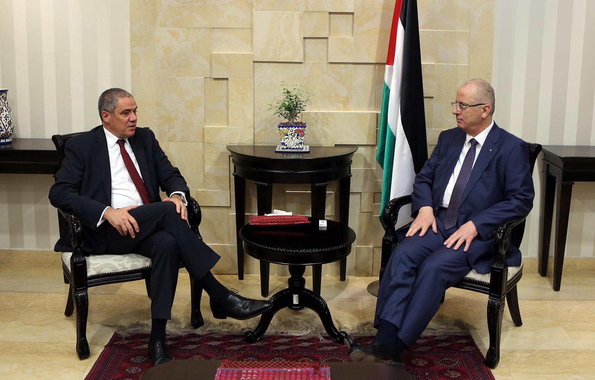 الحمد الله يبحث آخر المستجدات مع ممثل الاتحاد الأوروبي لدى فلسطين