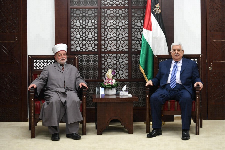 الرئيس يبحث مع مفتي الديار ومحافظ القدس آخر تطورات المسجد الأقصى
