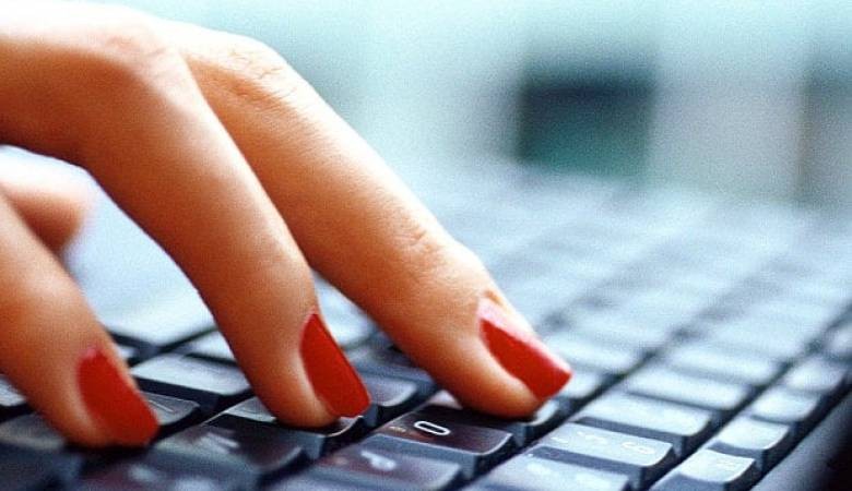 إلقاء القبض على شخص ابتز فتاة عبر "فيسبوك"