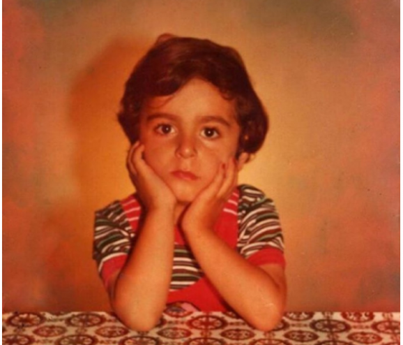 بالصورة : خمنّوا أي نجم وسيم أصبح هذا الطفل الآن