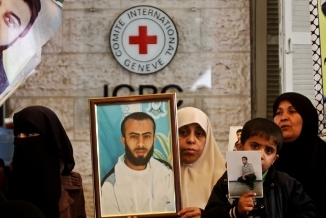 الاحتلال يلغي زيارات الأسرى المقررة غداً الاثنين