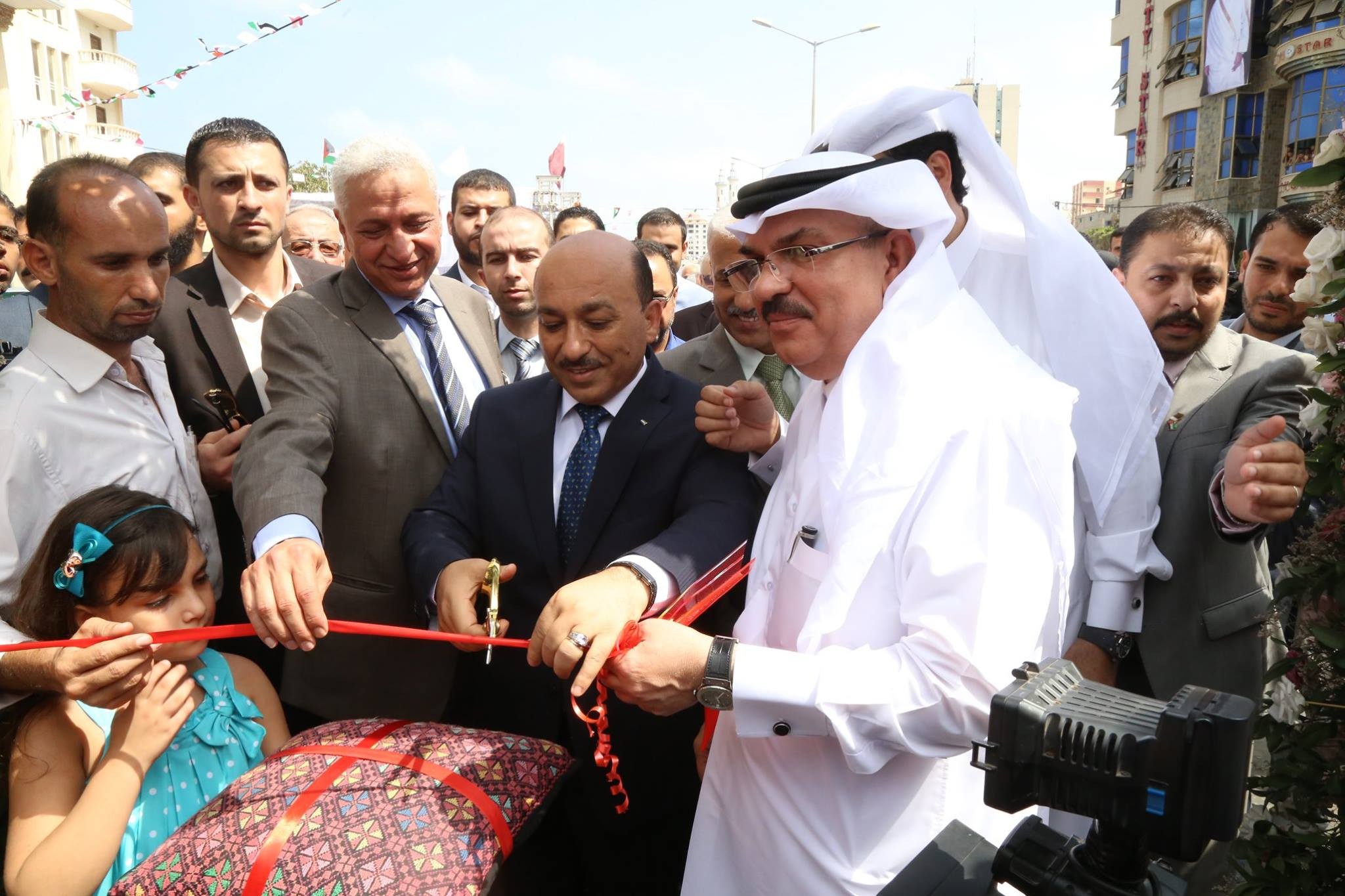 العمادي يفتتح المرحلة العاشرة لمشروع إعادة تأهيل شارع الرشيد بغزة