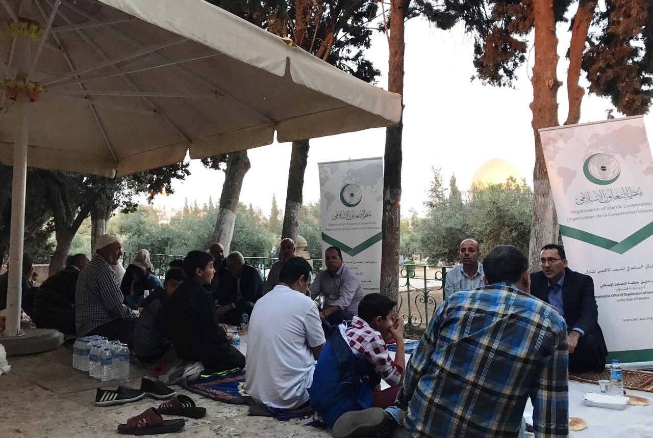 "التعاون الإسلامي" تنظم إفطاراً خيرياً في باحات المسجد الأقصى
