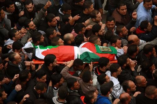 جماهير غفيرة تشيع جثمان الشهيد الفتى "نخلة"