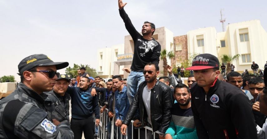 قتيل وإحراق مقرّ أمني إثر احتجاجات تطاوين بتونس