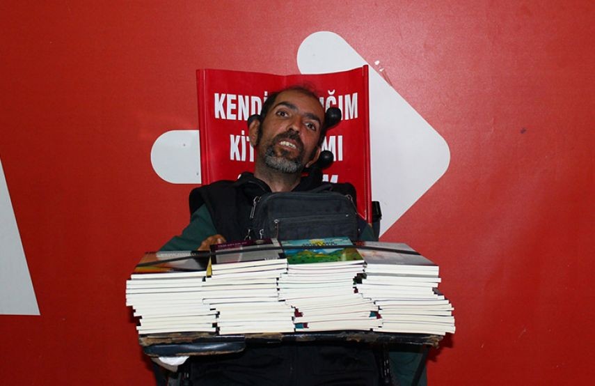 على كرسيه المتحرك.. تركي يؤلف 15 كتابًا بإصبع واحد