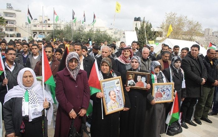 وقفة تضامنية لحركة فتح بالخليل مع الأسرى المضربين عن الطعام