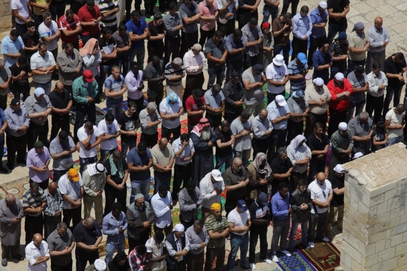 أكثر من 300 ألف مواطن يؤدون صلاة الجمعة الثالثة من رمضان في الأقصى