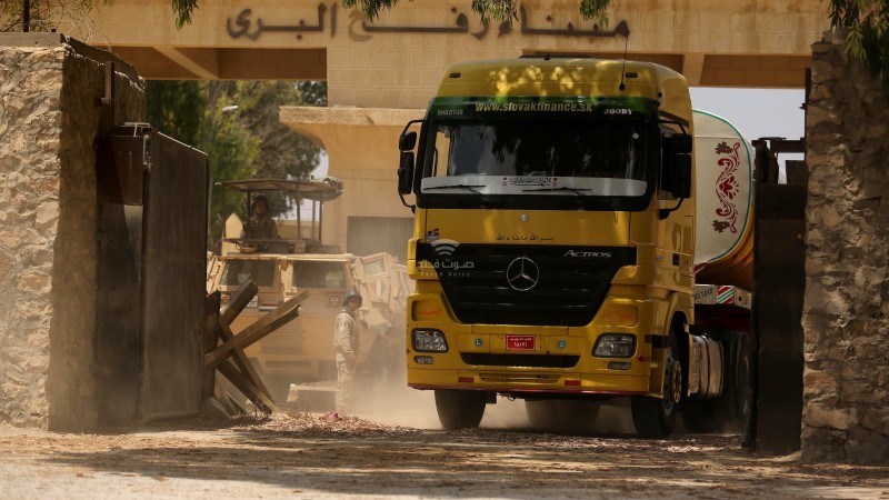 دخول 12 شاحنة وقود مصري لقطاع غزة عبر معبر رفح