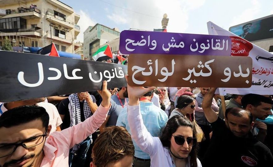 بالصور: مئات العمال ينظمون تظاهرة على دوار المنارة وسط رام الله