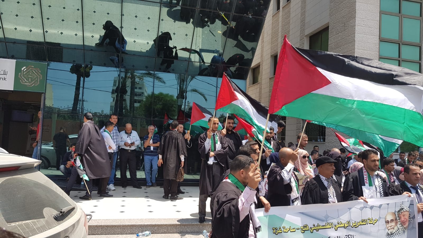 بالصور: محامون ينظمون وقفة بغزة رفضاً لاستمرار إجراءات السلطة 