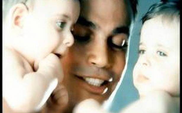 هل تتذكرون الطفلة بطلة كليب "قمرين" لعمرو دياب؟ شاهدوا كيف أصبحت