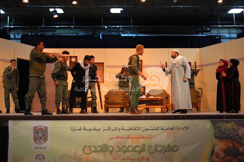 بالصور: عرض مسرحي يحاكي قضايا وطنية بغزة