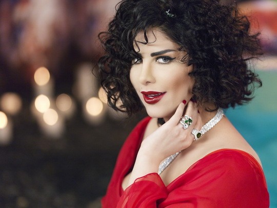 شمس توجه رسالة لفنانة تصفها بـالـ "مريضة"