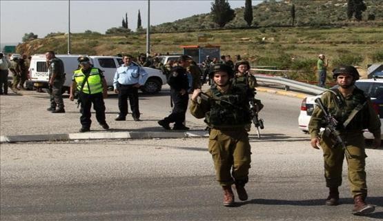 الاحتلال يسمح من بعمر 55 فما فوق للعبور عبر حاجز الزعيم بالقدس أيام الجمعة