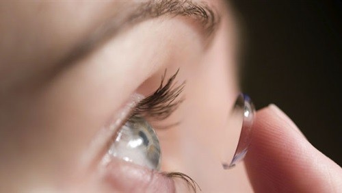 فتوى: : استعمال العدسات اللاصقة جائز شرعا والسبب !