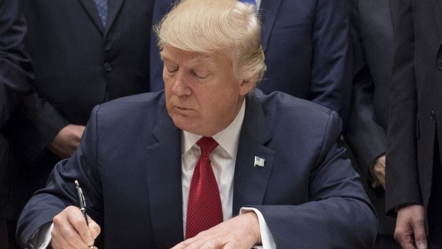 ترامب يمدد إعفاء طهران من العقوبات