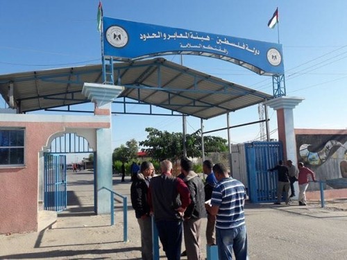 بالفيديو: شبان يهاجمون أحد أعضاء "الوطني" أثناء مغادرته غزة