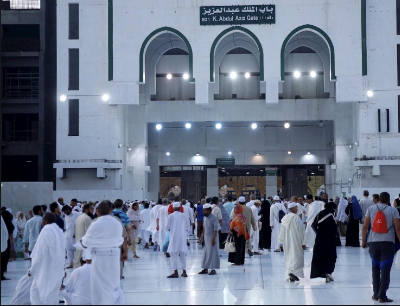 السلطات السعودية تغلق باب الملك عبد العزيز في الحرم المكي