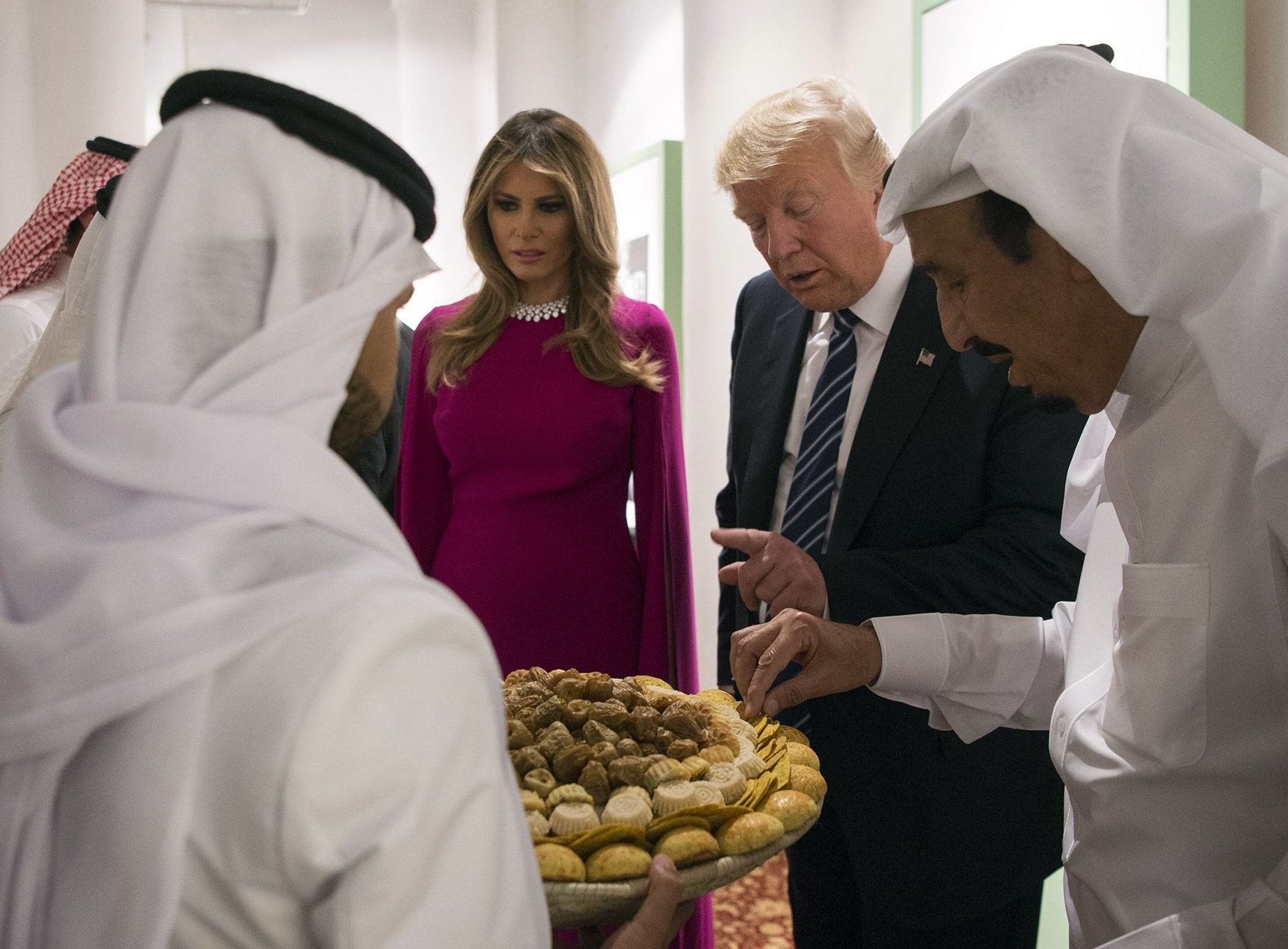 العاهل السعودي يشرح لترامب وزوجته أسماء الأكلات السعودية الشعبية