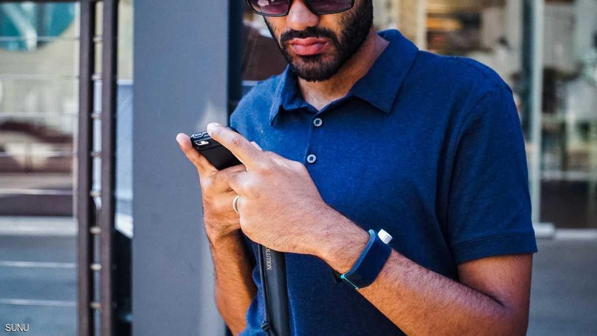 سوار "الحاسة السادسة" الذكي.. بديل العصا لفاقدي البصر