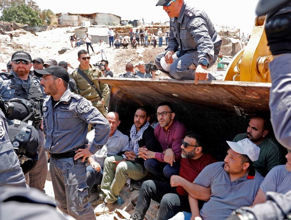 الاحتلال يحاصر مصطفى البرغوثي وأهالي الخان الأحمر