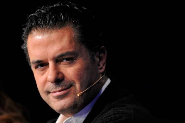 بالفيديو : زوجة راغب علامة تفاجئه بهذا التصرف خلال غنائه في حفلة نهاية العام