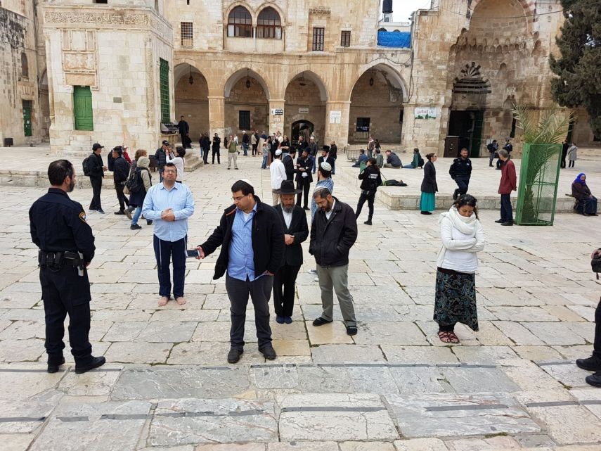 بالصور: عشرات المستوطنين يقتحمون باحات المسجد الأقصى