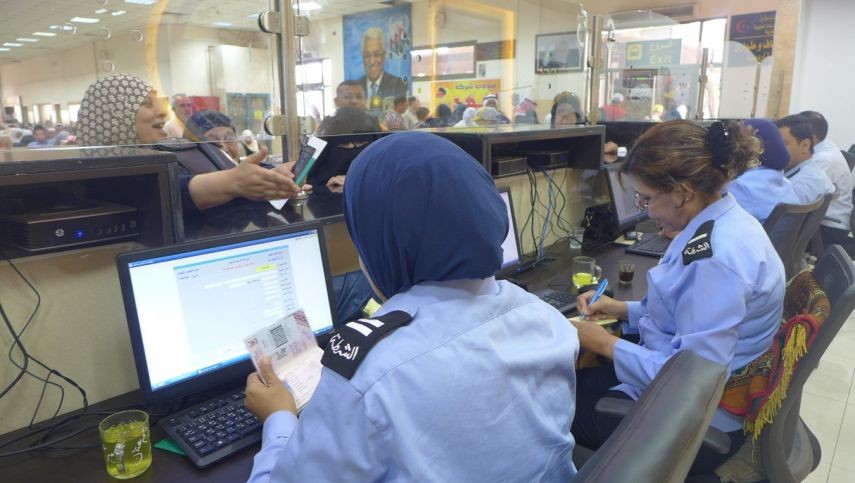 الاحتلال يمنع "8" مواطنين من السفر عبر معبر الكرامة