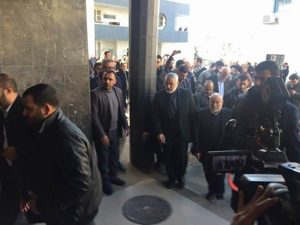 بالصور: العلمي يُغادر غرفة العمليات بمجمع الشفاء ويُعاني وضع صحي خطير