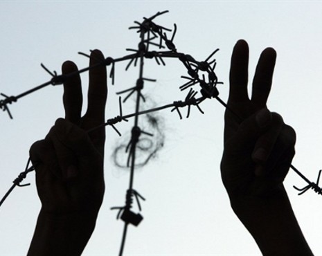 6 أسرى يدخلون أعوامًا جديدة في سجون الاحتلال