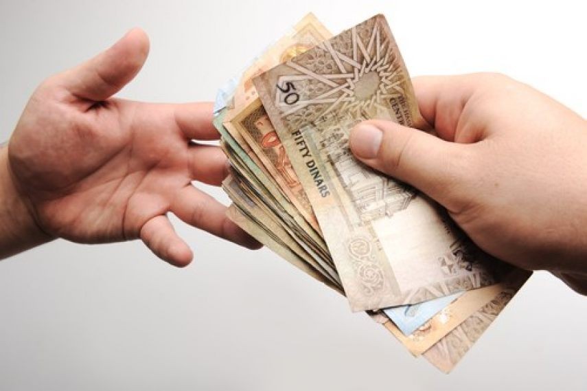 "الأوقاف" تجيز إسقاط الدين عن المعسر واحتساب ذلك من الزكاة
