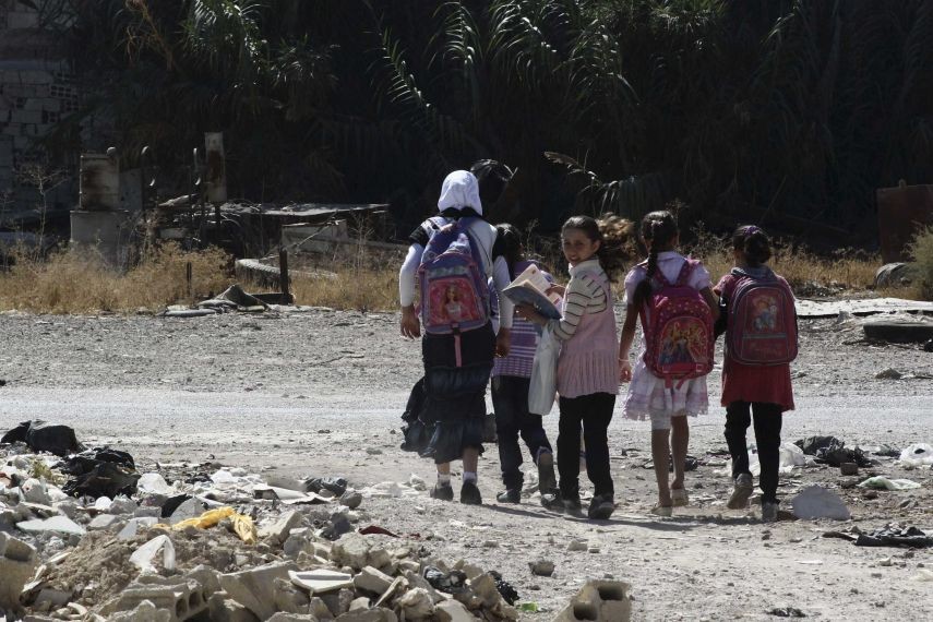 الحصار والقصف يحرمان طلاب مخيم اليرموك من حقهم بالتعليم