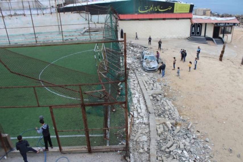 بالصور: انهيار سور ملعب نادي خدمات الشاطئ بغزة