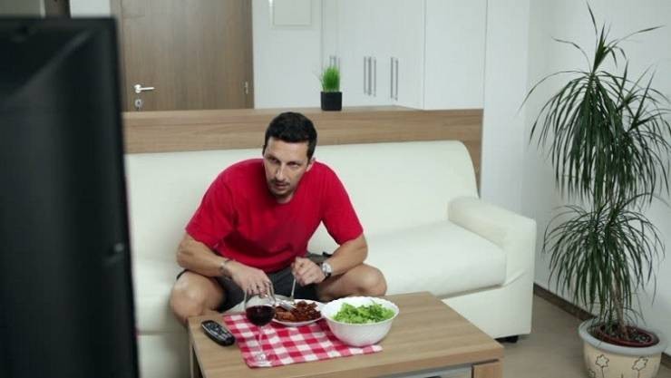 تناول الطعام أثناء مشاهدة التلفاز مضر بالصحة