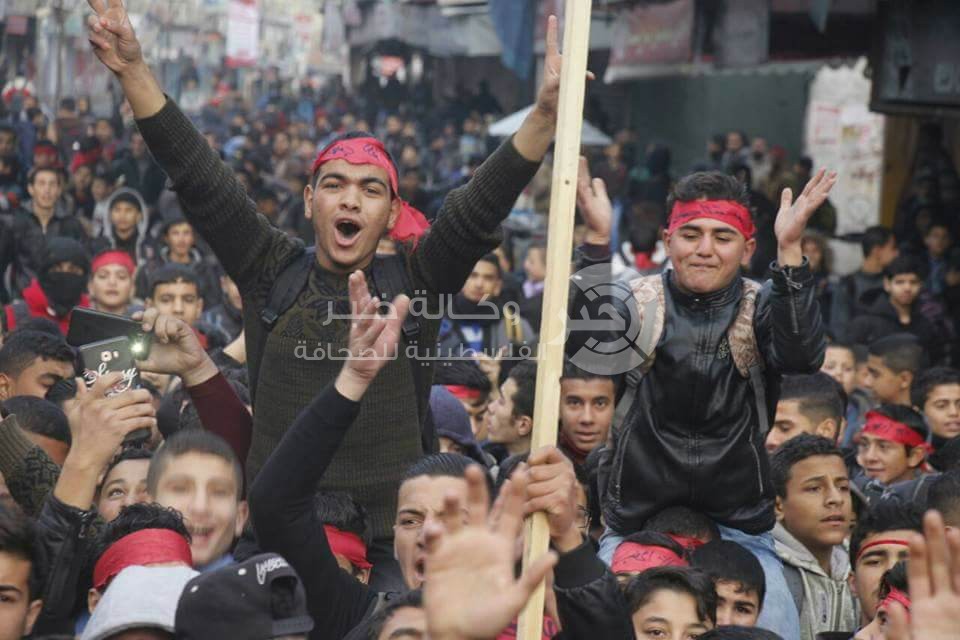 بالصور: مسيرات طلابية تجوب شوارع رفح رفضاً لقرار ترامب