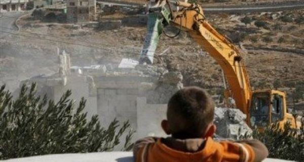 آليات الاحتلال تشرع بهدم منزل في سلوان وتستعد لآخر في بيت حنينا