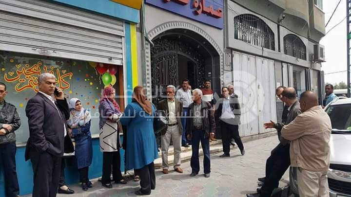 بالصور: إغلاق مقر دائرة شؤون اللاجئين بغزة واحتجاز "الأغا" لنصف ساعة
