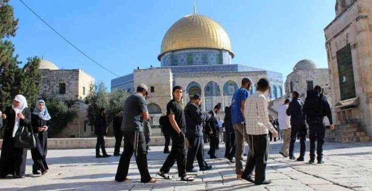 موظف آثار وضابط إسرائيلي ومستوطنون يقتحمون المسجد الأقصى