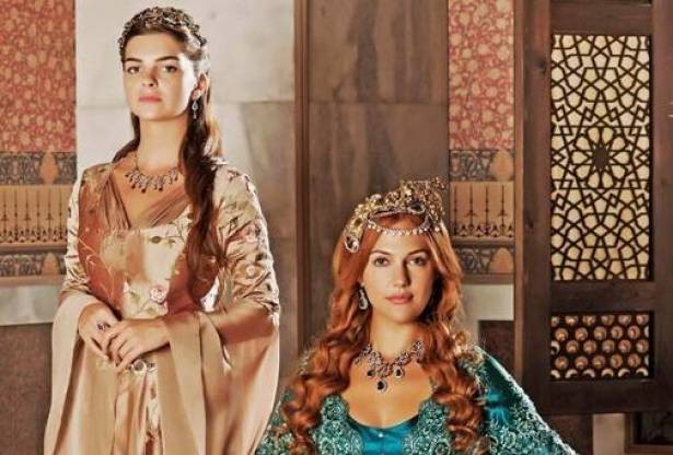 بالصورة: نجمة "حريم السلطان" حليقة الرأس