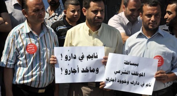 لعدم صرف رواتبهم