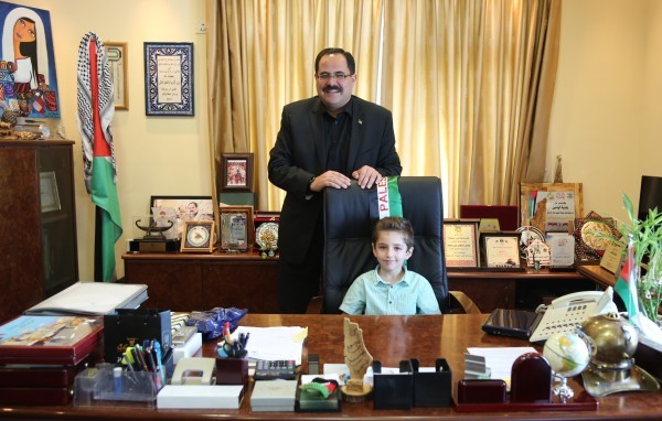 الطفل المبدع أحمد سمودي على مقعد الوزير صيدم