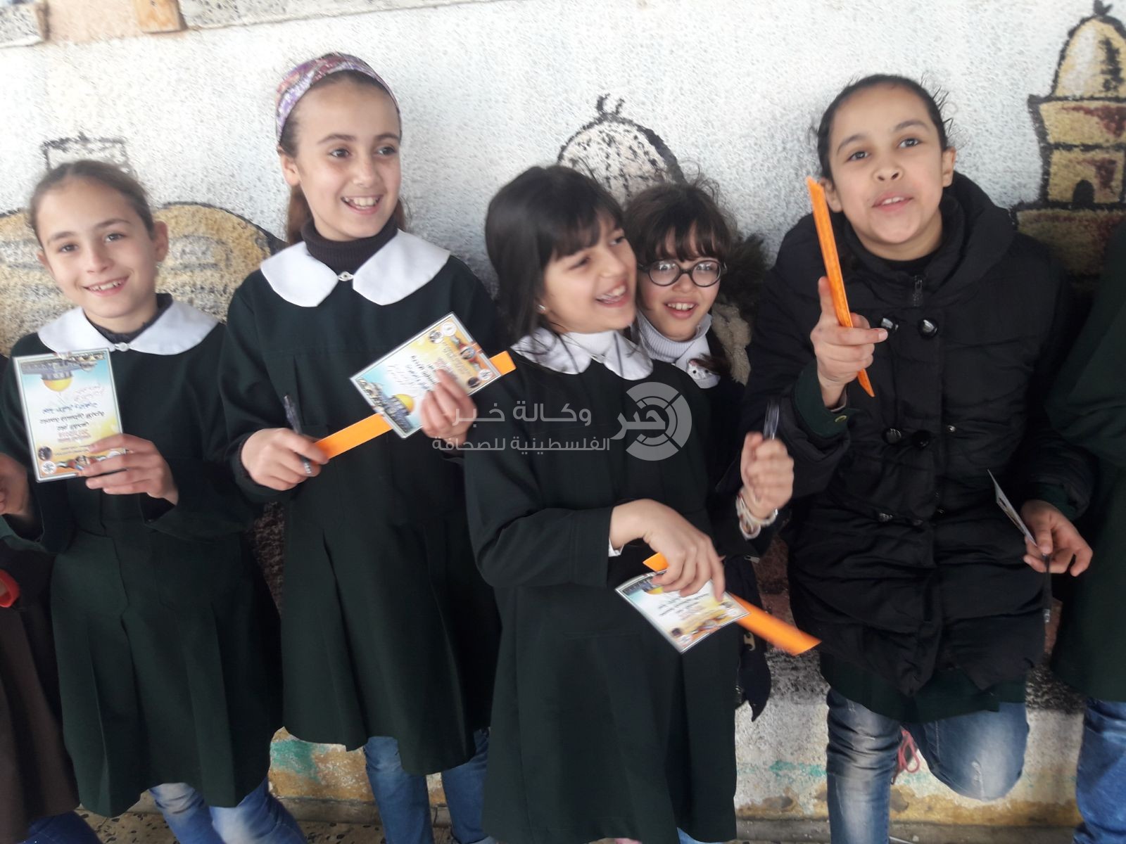 بالصور: لجنة الأشبال بمجلس الشباب يُنفذ حملة لتوزيع القرطاسية بغزة