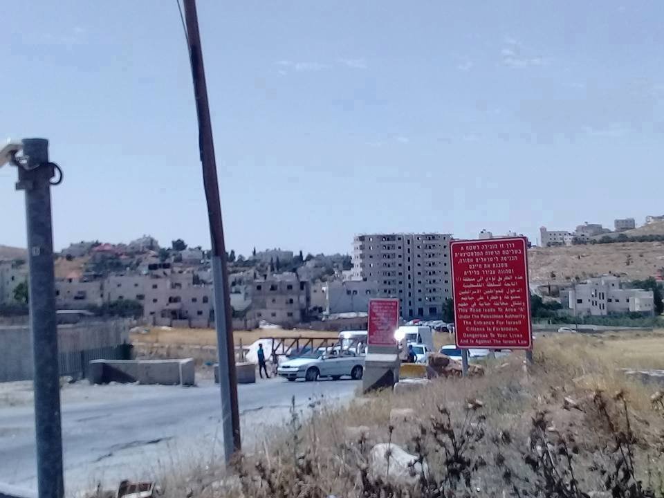 الاحتلال يغلق مدخل "الفوار" جنوب الخليل